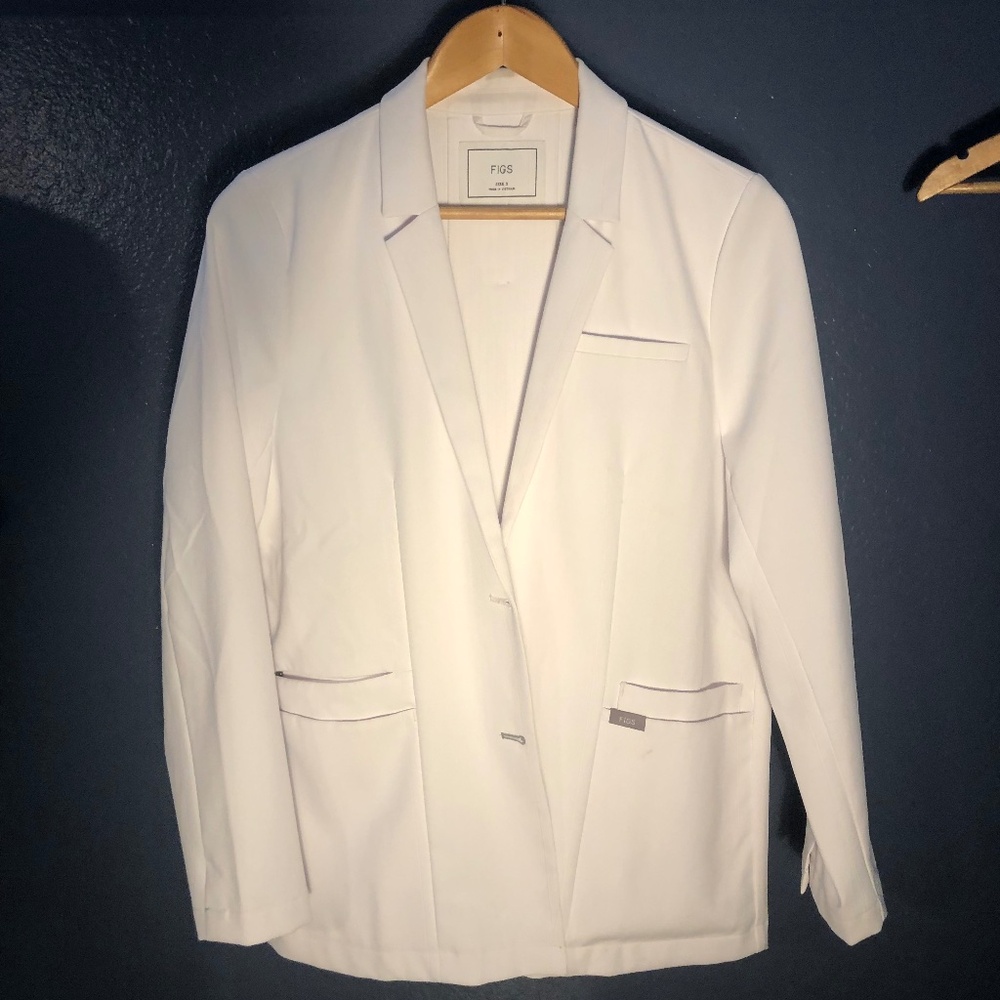 NWOT Figs Women's Bellevue Slim Short Lab Coat: size Medium